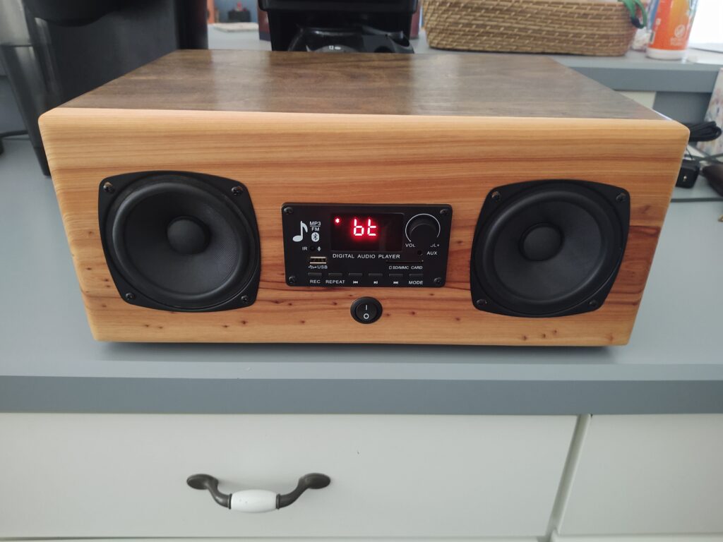 Bluetooth/FM radio desktop speaker build